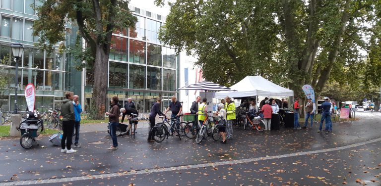 Menschen mit Fahrrädern und Lastenrädern im Kurpark Salzburg bei "Radkultur trifft Schranne".