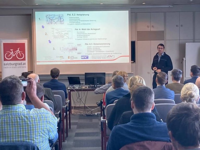 Seminar zur RVS Radverkehrsplanung mit Präsentationen im Bürgermeisterzimmer Salzburg.