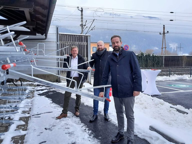 Erweiterte Doppelstockparker für Fahrräder am Bahnhof Kuchl mit eingeweihten Betreuern.