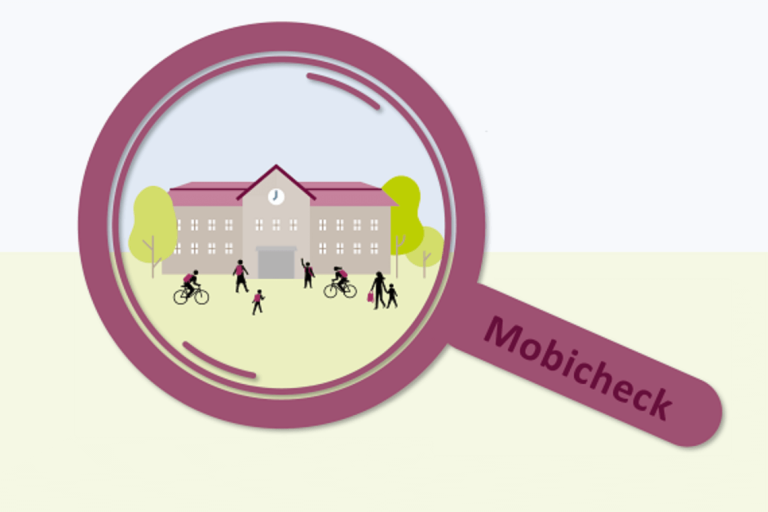 Mobility-Check mit Kindern und Fahrrädern vor einer Bildungseinrichtung im Fokus.
