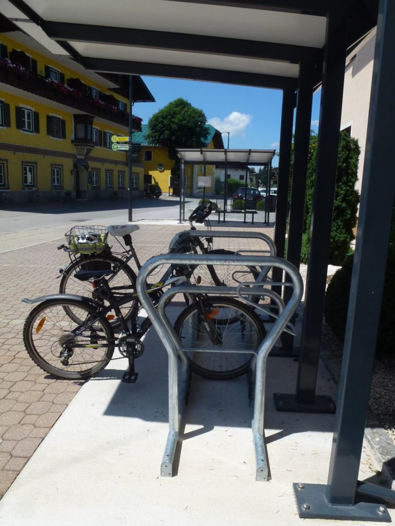 Moderne Fahrradabstellplätze an einer Haltestelle in Salzburg.
