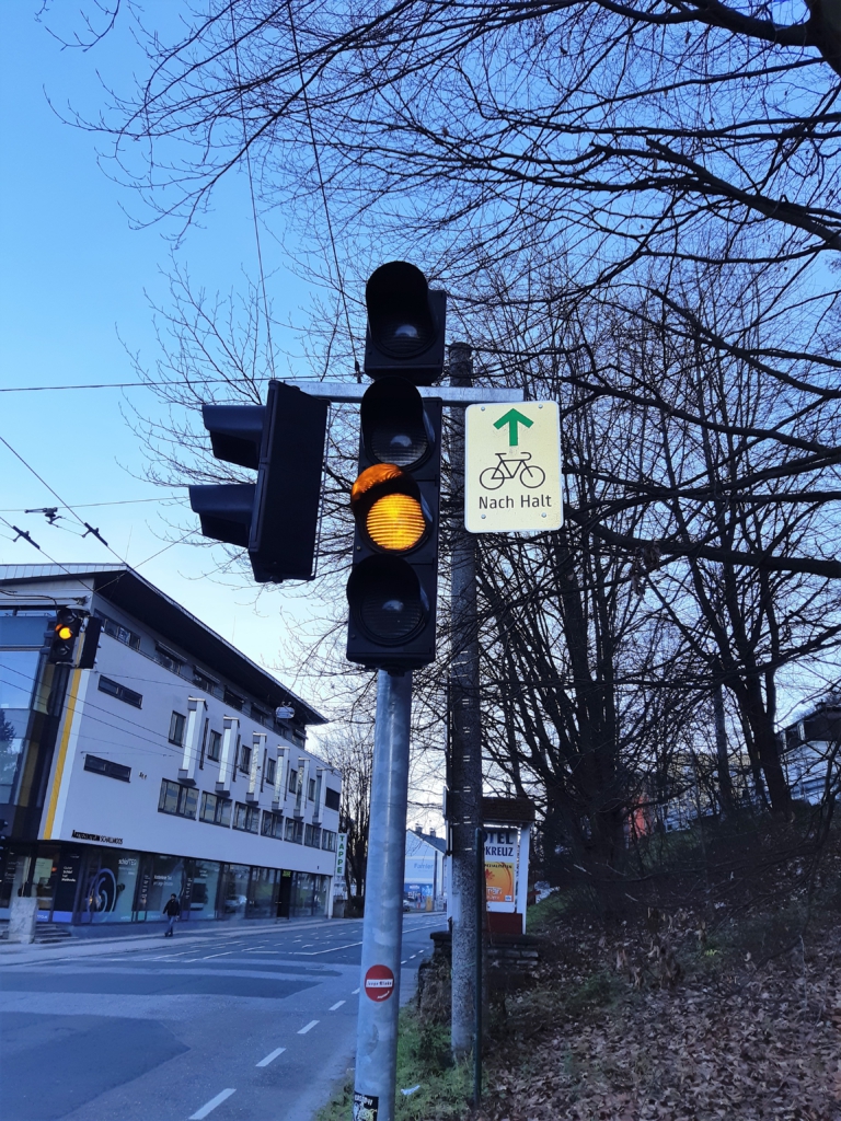 Ampel mit Zusatztafel "Grünpfeil für den Fahrradverkehr"