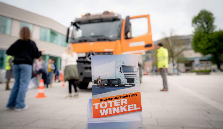 Aktion „Toter Winkel“ mit Lkw und Informationsmaterial für Schulveranstaltung.