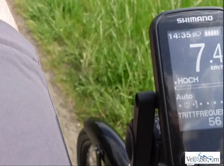 Anzeige des E-Bike-Displays mit Geschwindigkeit, Trittfrequenz und Schaltmodus.