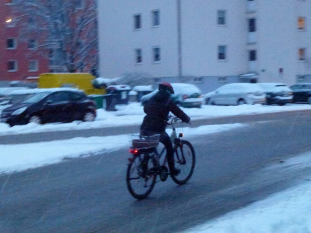 Radfahrer im Schnee unterwegs, symbolisch für den Winter-Bike-to-Work-Tag in Salzburg.