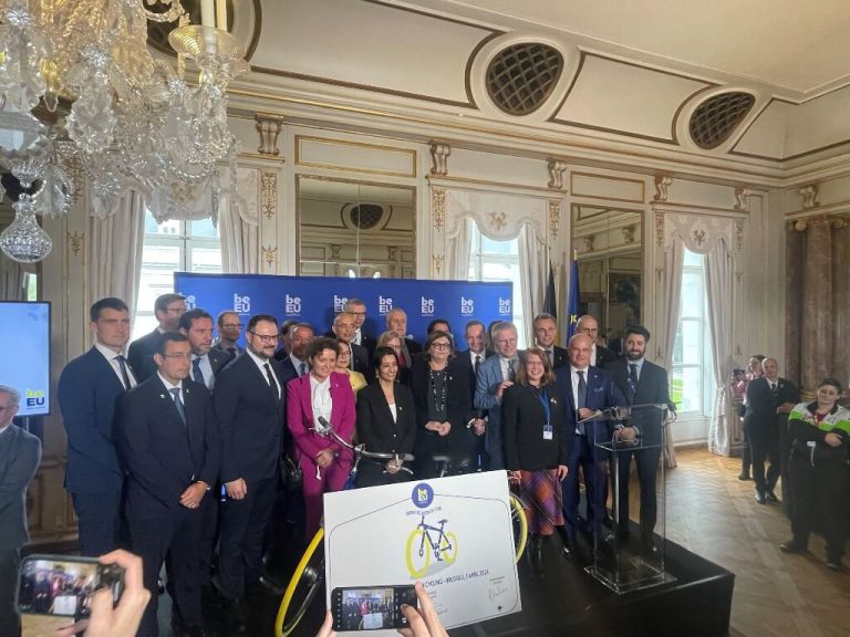 EU-Verkehrsminister*innen unterzeichnen die „Cycling Declaration“ in festlicher Umgebung.