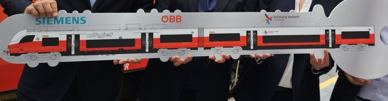 Ein großer Schlüssel mit einem Modell des cityjet-Zuges von Siemens und ÖBB.