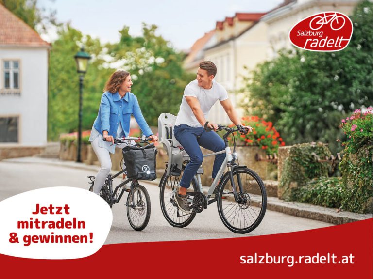 Paar radelt entspannt auf der Straße, mit Fokus auf die Aktion „Salzburg radelt“.