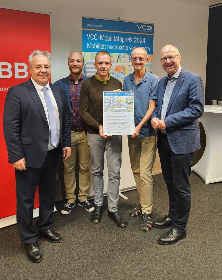 VCÖ-Mobilitätspreis 2024: Übergabe der Auszeichnung an Lastenrad-Verleih in Salzburg.