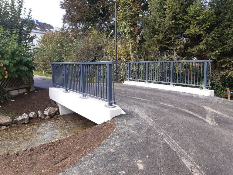 Fertiggestellte Brücke am Bliemhofweg über den Hellbrunnerbach für Radfahrer und Fußgänger.
