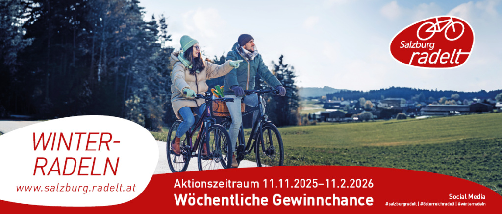 Zwei Personen radeln im Winter auf einer Landstraße