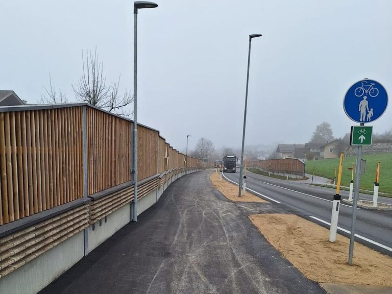 Verbreiterter Geh- und Radweg in Straßwalchen mit Lärmschutzmaßnahmen.