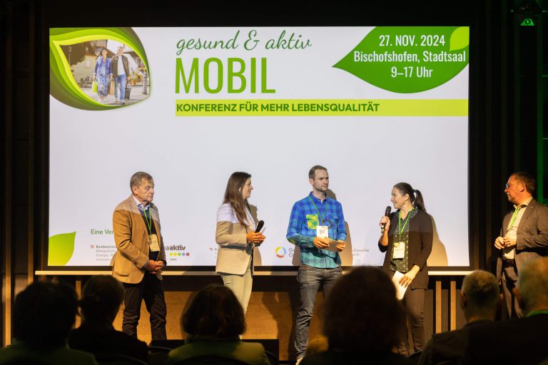 Teilnehmer der Konferenz „gesund & aktiv mobil“ im Stadtsaal Bischofshofen sprechen über Mobilität.