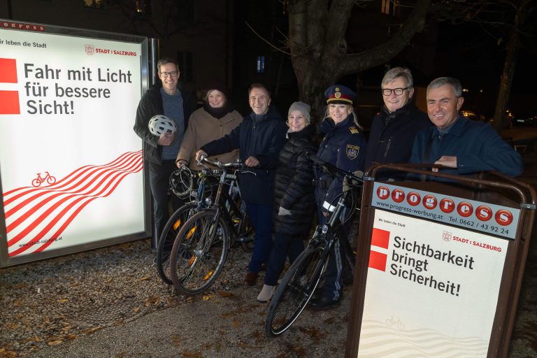 Kampagne zur Sichtbarkeit von Radfahrern bei Nacht in Salzburg mit informativen Plakaten.