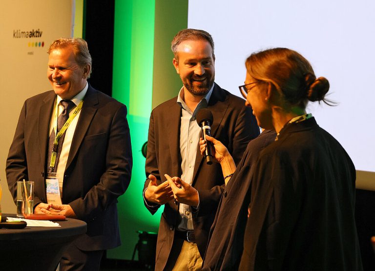 Drei Personen im Gespräch bei Veranstaltung klimaaktiv Mobilität