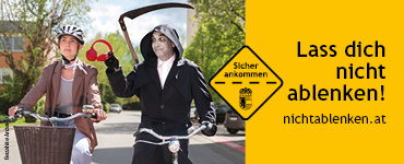 Zwei Radfahrer mit Helm eine trägt Sensenmannkostüm Verkehrssicherheit Kampagne