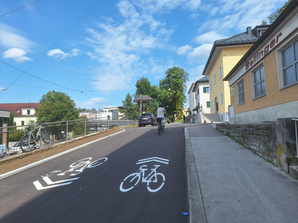 Radfahrer auf neu markierter Fahrradstraße in Salzburg