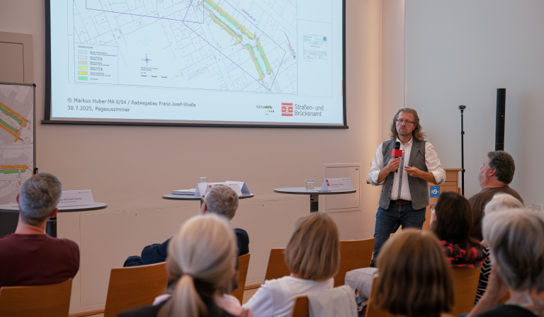 Vortrag über Radwege Salzburg mit Stadtplan und Publikum im Konferenzraum