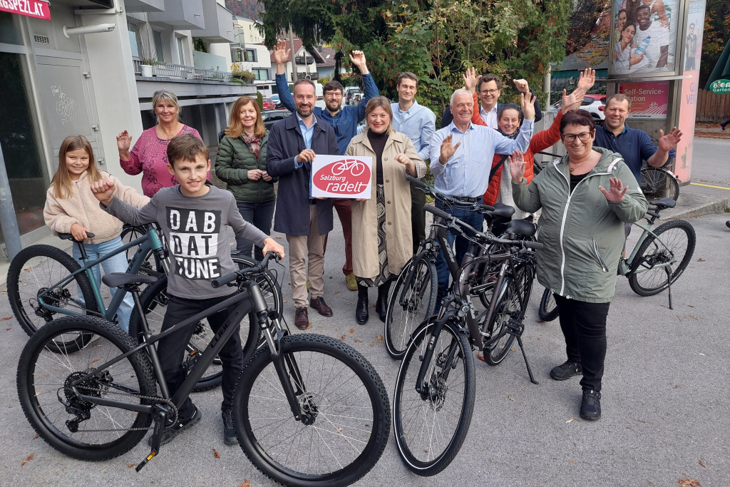 Gruppe mit Fahrrädern bei Salzburg radelt Preisverteilung