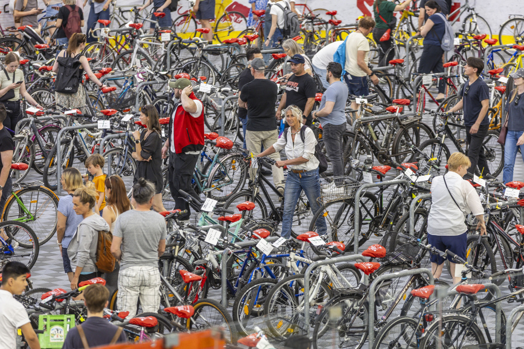 Besucherinnen und Besucher beim Gebrauchtfahrradmarkt im Rahmen des Salzburger Radfrühlings