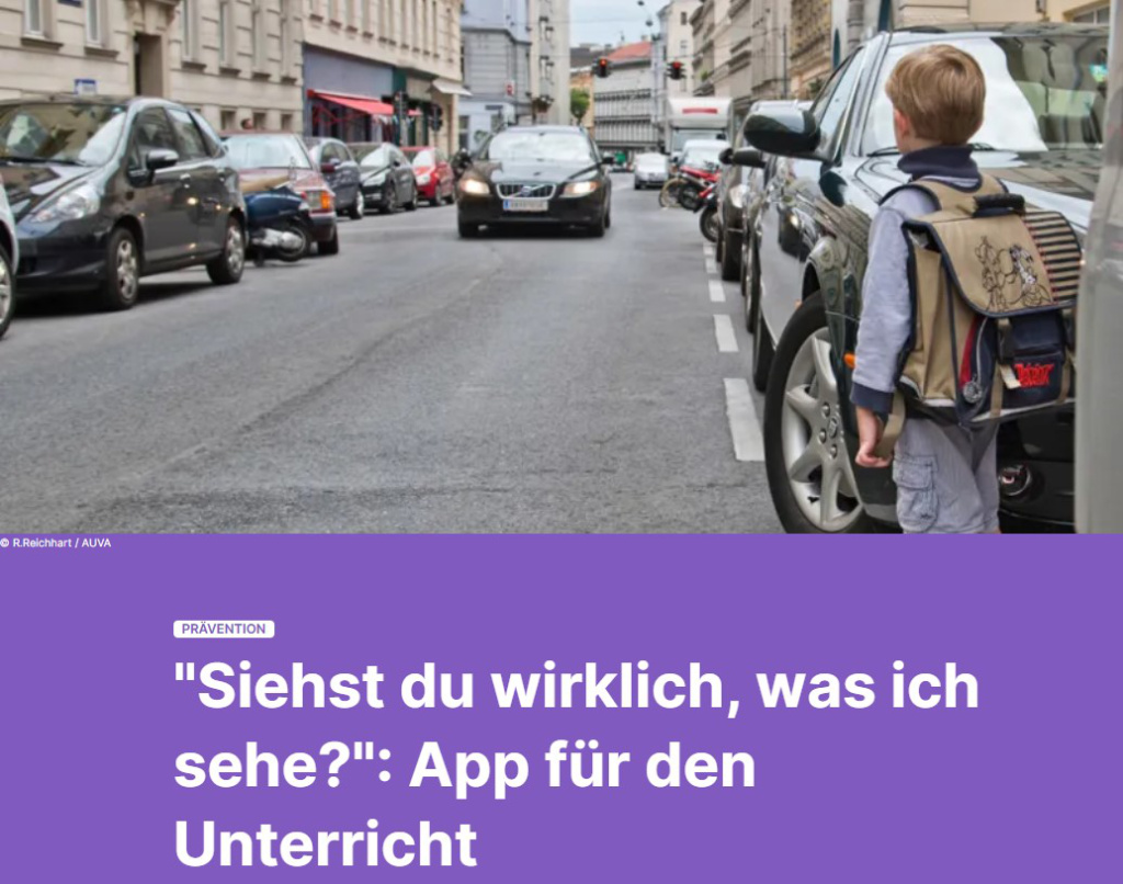 Kind mit Schulrucksack steht neben geparkten Autos auf einer städtischen Straße, herannahender Verkehr im Blick