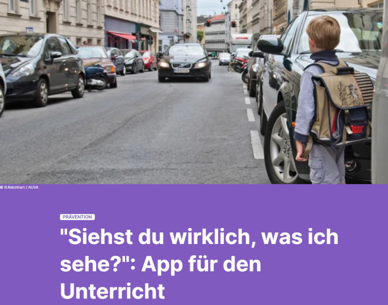 Kind mit Schulrucksack steht neben geparkten Autos auf einer städtischen Straße, herannahender Verkehr im Blick