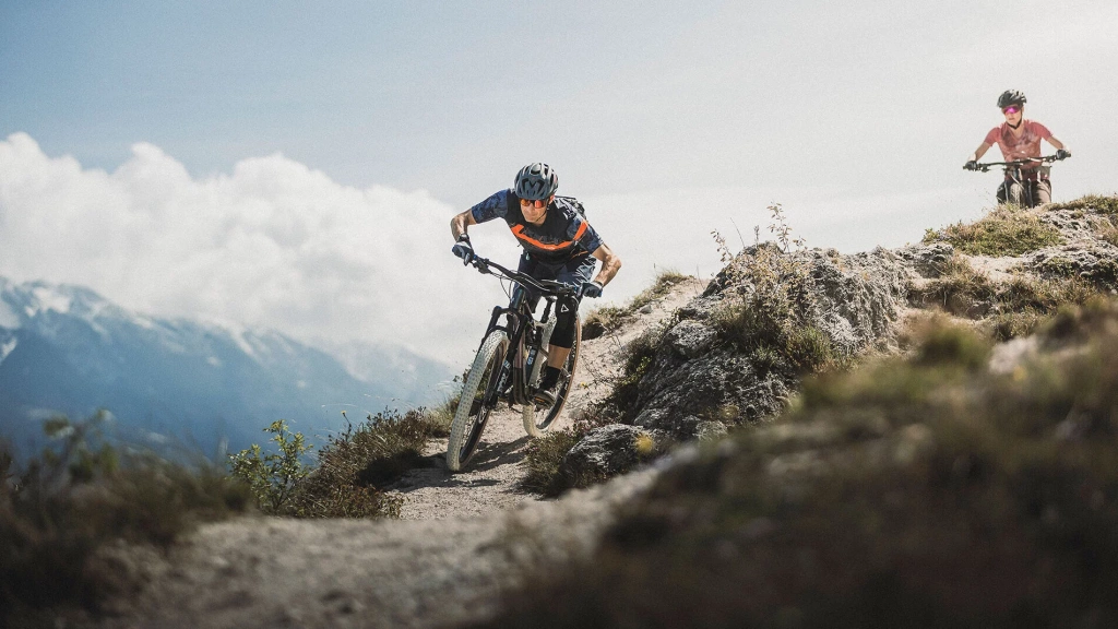Menschen testen Mountainbikes bei einer Radmesse in Salzburg